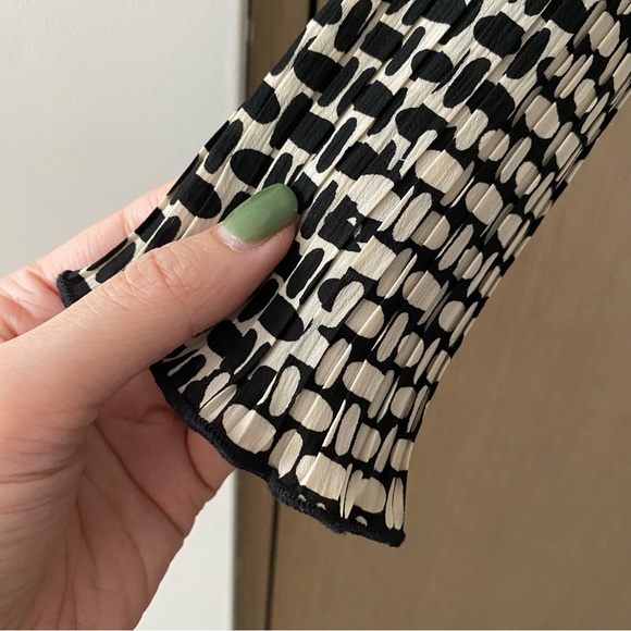 Vintage pleated abstract polkadot button down blouse - Picture 6 of 6